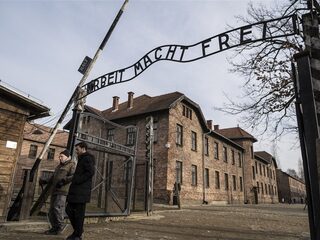 Nederlandse vrouw (29) opgepakt voor foto met nazigroet in Auschwitz