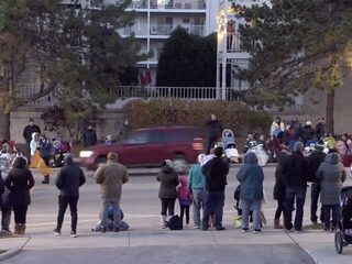 Auto ingereden op kerstoptocht VS: vijf doden en meer dan veertig gewonden