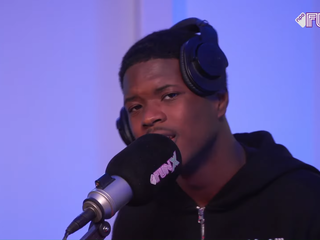 Burleson laat zijn zangtalent horen in de studio bij Serginio