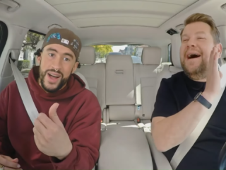 Bad Bunny zingt mee met 'Break Free' van Ariana Grande bij 'Carpool Karaoke'