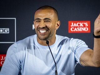 Badr Hari post al dagen vreemde foto's op Instagram, fans maken zich zorgen
