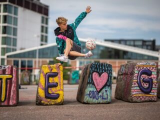 Bailey (18): "Freestyle voetbal gaf me zelfvertrouwen, nu wil ik anderen inspireren"