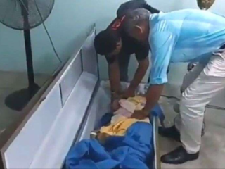 Doodverklaarde vrouw blijkt levend in de kist te liggen