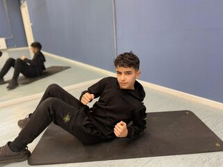 Bilal (14): "Ik geef kickbokslessen om jongeren fit te houden"