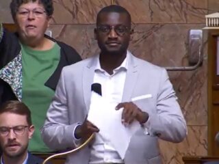 Debat in Franse parlement geschorst nadat politicus 'ga terug naar Afrika' roept