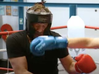 Rafael van der Vaart krijgt rake klappen van bokskampioene Nouchka Fontijn