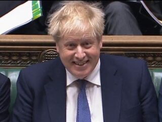 Engeland schrapt vanaf komende week verplichting mondkapjes en coronapas