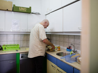 Johan smeert elke dag brood voor arme kinderen uit Rotterdam-Zuid