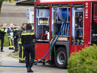 Vuurwerkbom ontploft in woning Alphen aan de Rijn, bewoner zwaargewond