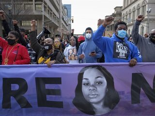 Politieagent vrijgesproken in zaak rondom dood Breonna Taylor (26)