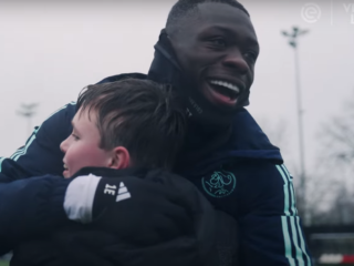 Brian Brobbey vervult grootste wens van 12-jarige Sem in hartverwarmende video