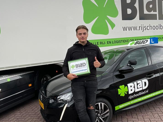 Broos (18): "Als jongste rijinstructeur van Nederland is geen dag hetzelfde"