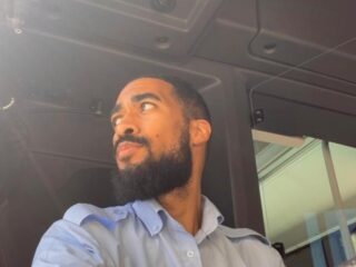 Freitas (30) gaat viral met video’s over zijn dagelijkse avonturen als buschauffeur