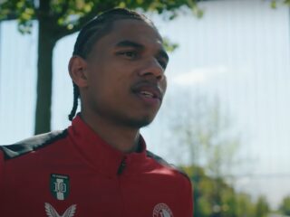 Calvin Stengs verrast jonge voetballers in Rotterdam: "Ik kan bijna huilen"