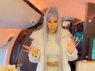 Cardi B leert haar fans hoe je met lange nagels een luier verschoont