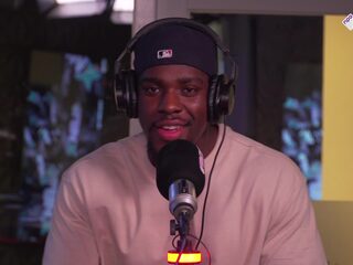 Chendo brengt zwoele bars ten gehore in de studio bij Serginio