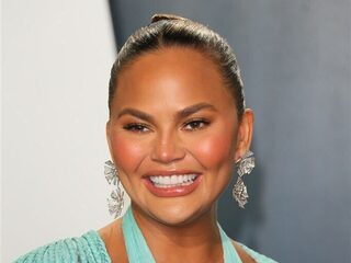 Chrissy Teigen over pestschandaal: ''Ik schaam me ervoor en het spijt mij zo''