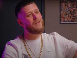 Cor richt zich tot de jeugd: "Er is niets mis met gewoon een baantje hebben"