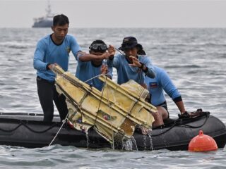 Wrakstukken van verdwenen vliegtuig Indonesië gevonden