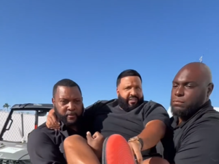 DJ Khaled wordt naar podium gedragen om te voorkomen dat zijn schoenen vies worden