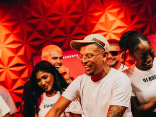 Ronnie Flex laat de zomer langer duren met 'DJ ROFFA': "Terug naar de gouden jaren van Nederlandse muziek"