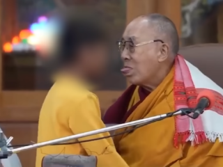 Dalai lama betuigt spijt nadat hij jongetje op zijn tong liet zuigen