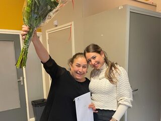 Damla trots op moeder (56) die allereerste diploma behaalt: "Zo blij voor haar"