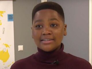 Darryl Amankwah (14) krijgt eerste kinderperskaart: "Ik wil Rutte vragen waarom hij niet is opgestapt"