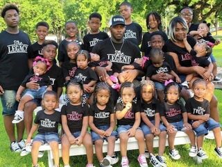 Man met 33 kinderen dankbaar voor 'vaderdag' met 24 van zijn kinderen