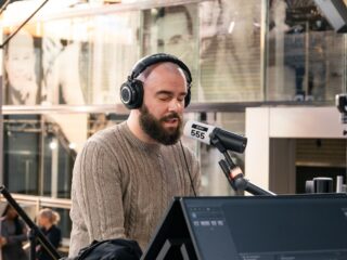 Derek Otte eert aardbevingsslachtoffers met spoken word: "Zo veel tranen, zo veel pijn"