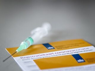 Dertig Gooise jongeren dringen met succes voor bij vaccinatielocatie