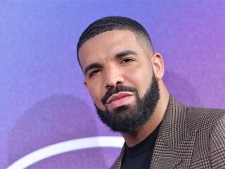 Drake introduceert allereerste vriendin 'Kiki' op het podium tijdens OVO Fest