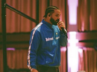 Drake pauzeert concert nadat fan van balkon valt