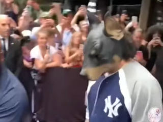 Waarom droeg Drake een hondenmasker bij het verlaten van hotel in New York?