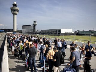 Schiphol vraagt luchtvaartmaatschappijen vluchten vandaag te annuleren