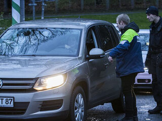Duitse man laat vriendin voor dood achter op de achterbank van zijn auto