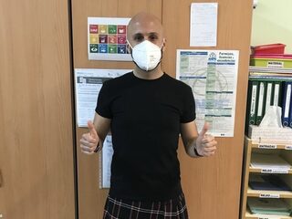 Spaanse leraren en scholieren dragen rok naar school om geschorste jongen te steunen