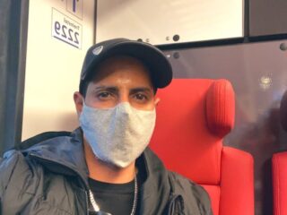 Mohan gaat viral met post over discriminatie in trein