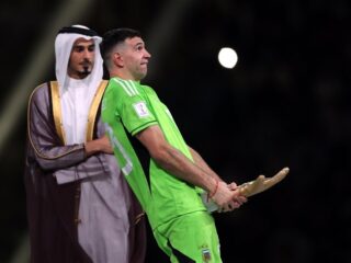 Argentijnse doelman Martínez viert prijs beste keeper van het WK op respectloze manier