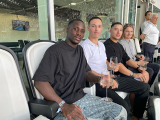 Emmanuel (26) fikst met Amslux alle wensen van profvoetballers: "Van huwelijksaanzoek tot privéjet, niks is te gek"