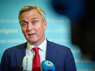 Het kabinet overweegt asielzoekers tijdelijk op zee op te vangen