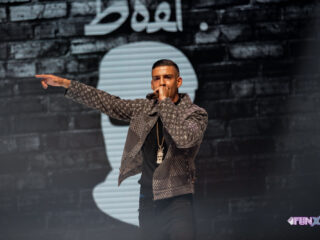 Boef schiet alleenstaande moeder te hulp: "Stuur je naar je droombestemming"