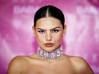 Famke Louise is volgend slachtoffer tijdens 'The Roast' op Comedy Central