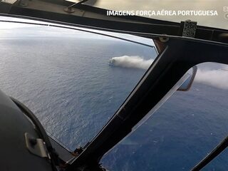 Vrachtschip met 1100 Porsches en 198 Bentleys in brand