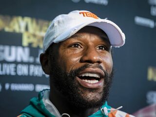 Floyd Mayweather onder vuur nadat hij foto met jongen weigert om gelakte nagels