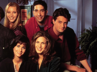Friends-cast reageert op de dood van Matthew Perry: "We zijn een familie"