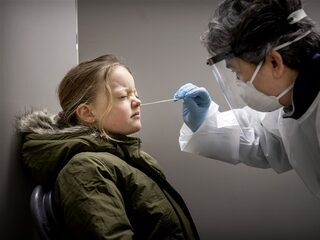 GGD's stoppen met diepe coronaneustest bij kinderen