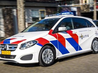 Gearresteerde man vlucht in handboeien met politieauto in Roosendaal