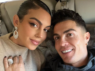'Ronaldo betaalt Georgina Rodríguez €100.000 per maand om op kinderen te passen'