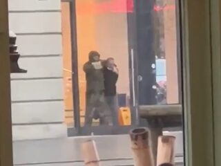 Politie rukt massaal uit voor gijzeling in Apple Store Amsterdam